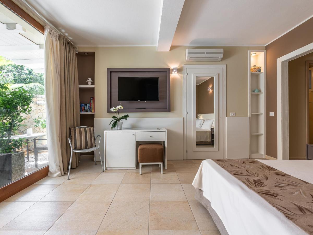 B&B Giglio Di Chia Domus De Maria Bagian luar foto
