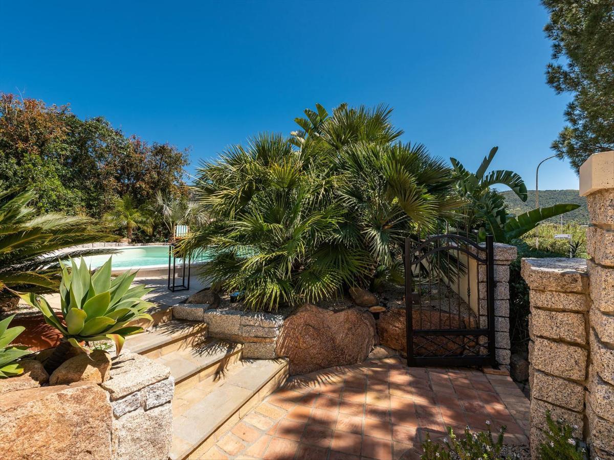 B&B Giglio Di Chia Domus De Maria Bagian luar foto