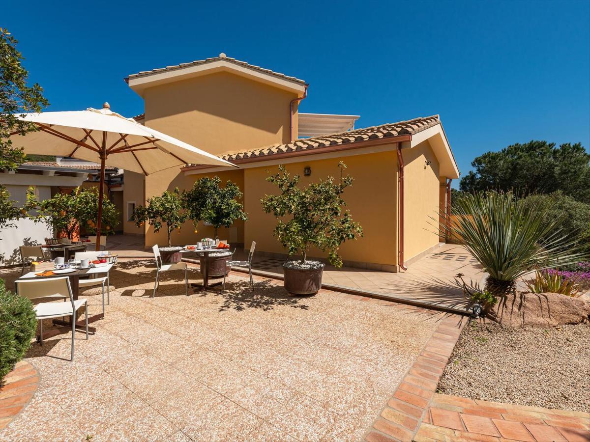 B&B Giglio Di Chia Domus De Maria Bagian luar foto