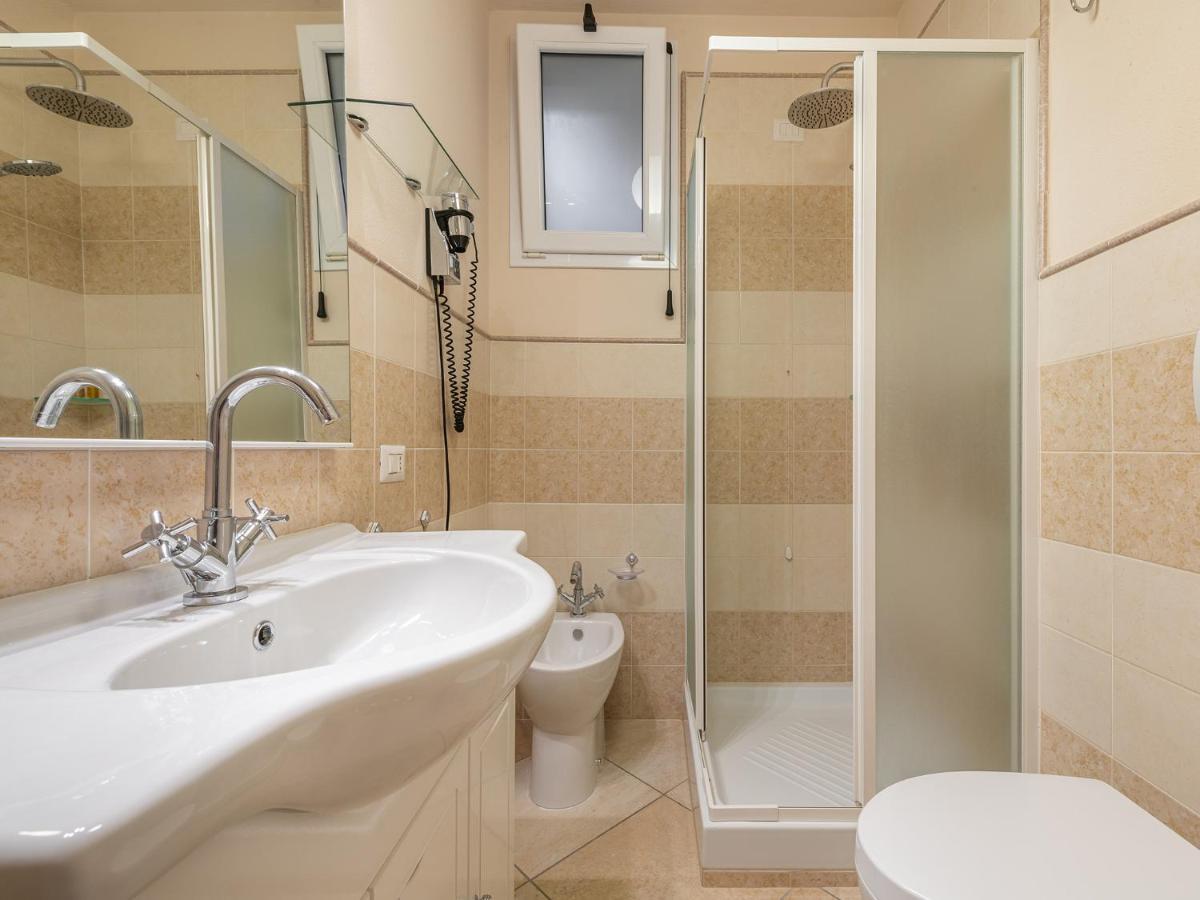 B&B Giglio Di Chia Domus De Maria Bagian luar foto