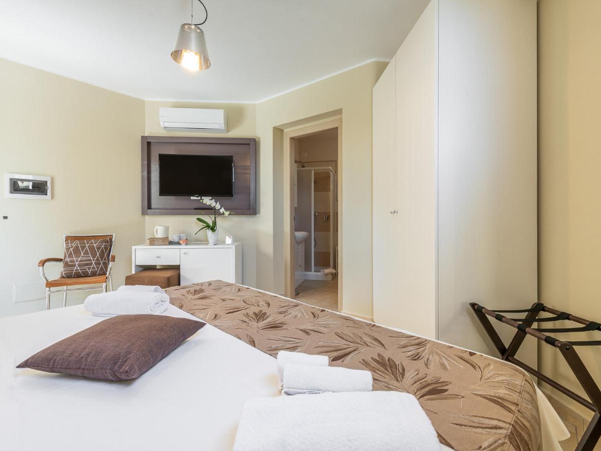 B&B Giglio Di Chia Domus De Maria Bagian luar foto