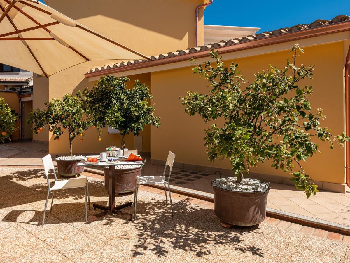 B&B Giglio Di Chia Domus De Maria Bagian luar foto