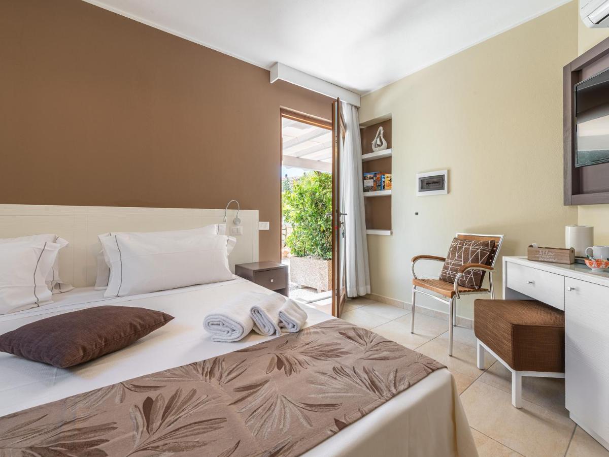 B&B Giglio Di Chia Domus De Maria Bagian luar foto